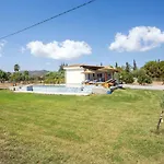 Luna Rossa Beachhouse , Gennadi