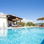 Luna Rossa Beachhouse , Gennadi